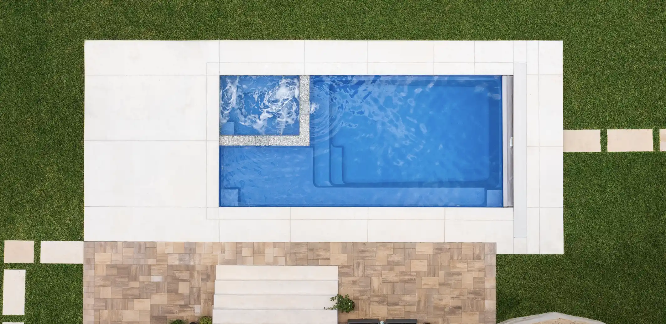 Key Features of the Triumph backyard fiberglass pool